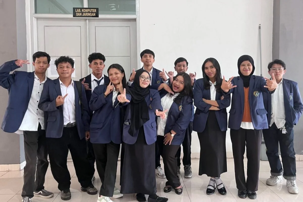 Potret Kebersamaan Satu Angkatan Mahasiswa FSTI